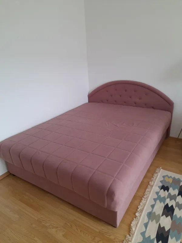 Продаја софе; једноделни, са нишом за складиштење. Стање је добро. 100€