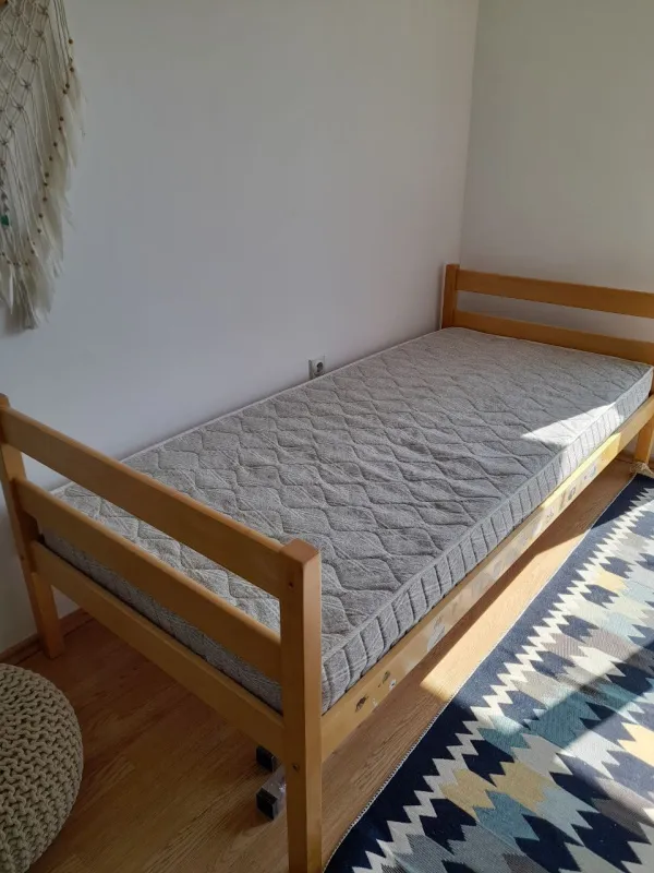 Продајем кревет. 90 × 200. Стање је нормално. 50€