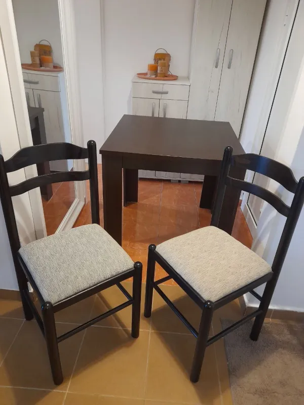 Продајем сто (80×80) + 2 столице. Добро стање. Цена 70€