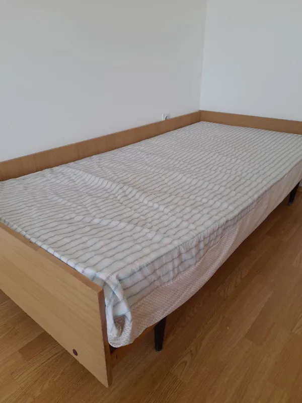 Поклањам га бесплатно. Кревет (без душека). 90×190. Преузимање из Игала.