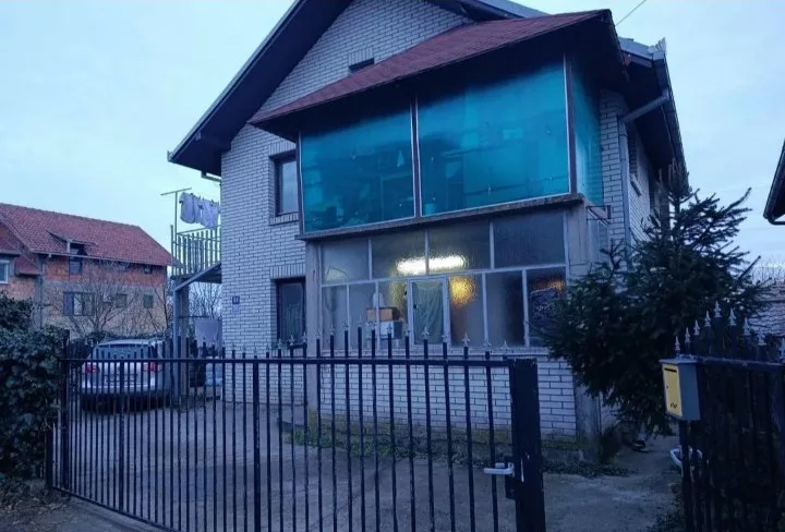 Prodajem kucu u Surcinu-Beograd