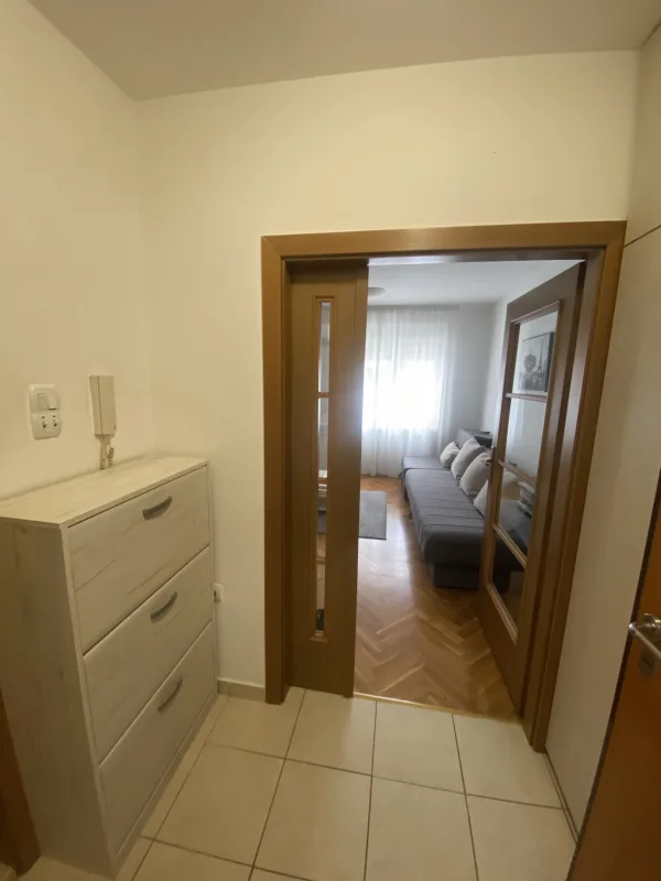 Izdajem opremljenu garsonjeru u bloku 9, u Podgorici. Cijena 300e.