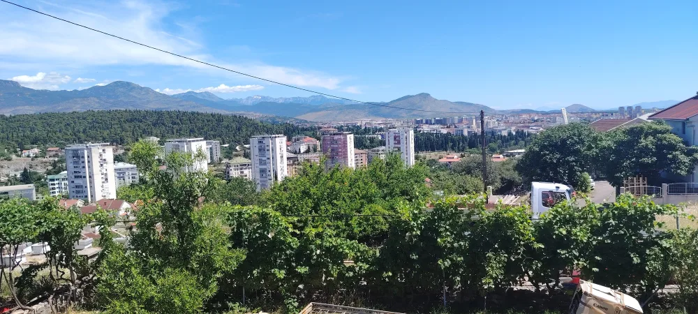 Izdaje se namješten stan površine 45 m2 u Podgorici