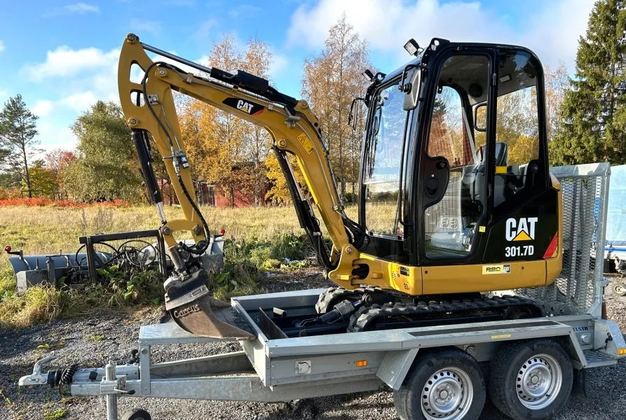 2013 CAT 301.7D + Trailer