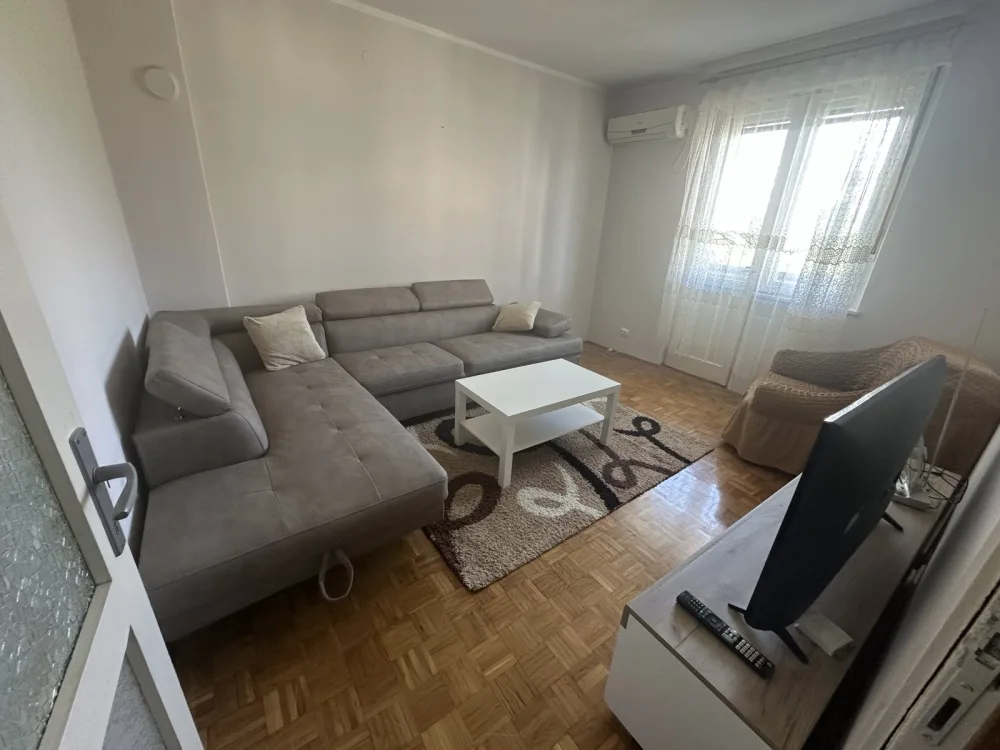Izdajem dvosoban stan preko Morače