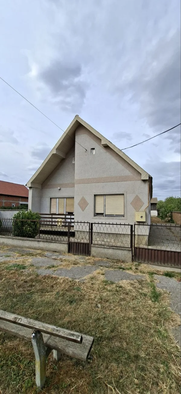 Prodajem kucu u centru Jarkovca
